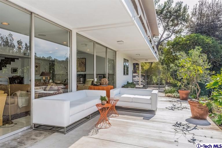 333 Manford Way Pasadena, CA 91105 - Photo 55 of 60 a living room with patio furniture and a potted plant