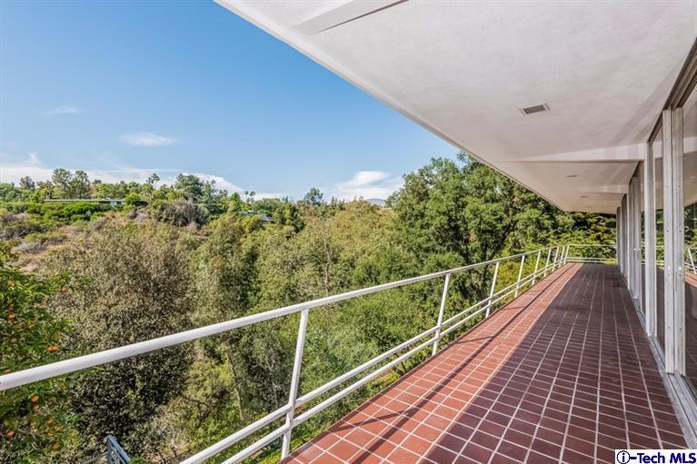 333 Manford Way Pasadena, CA 91105 - Photo 59 of 60 a view of a balcony