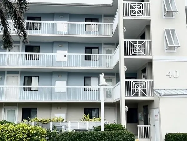 $5,100 | 40 Northeast Plantation Road, Unit 208, Stuart, FL 34996
