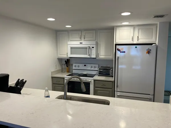 $5,100 | 40 Northeast Plantation Road, Unit 208, Stuart, FL 34996