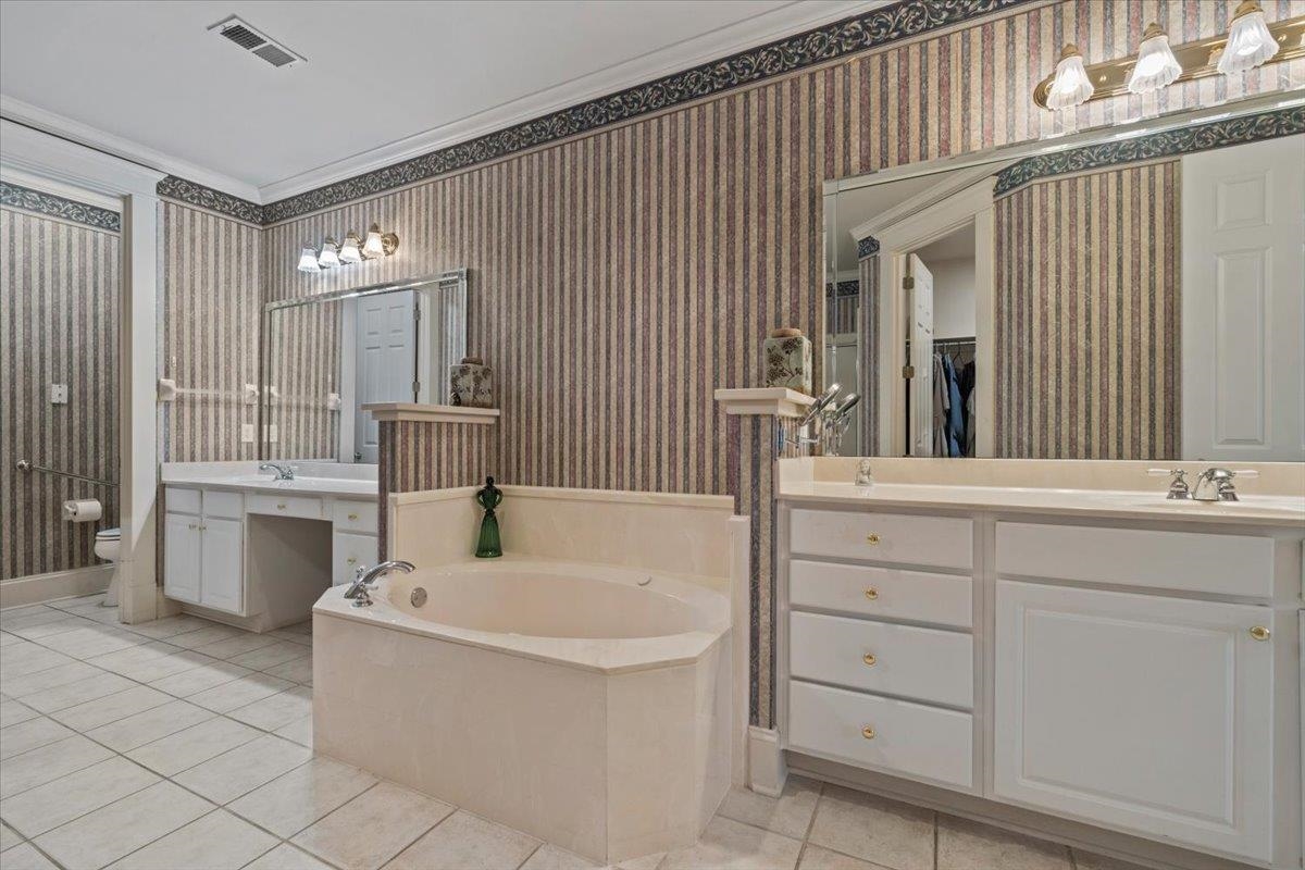 1436 Wolf Park Road Germantown, TN 38138 - Photo 22 of 34 a bathroom with a tub sink and mirror