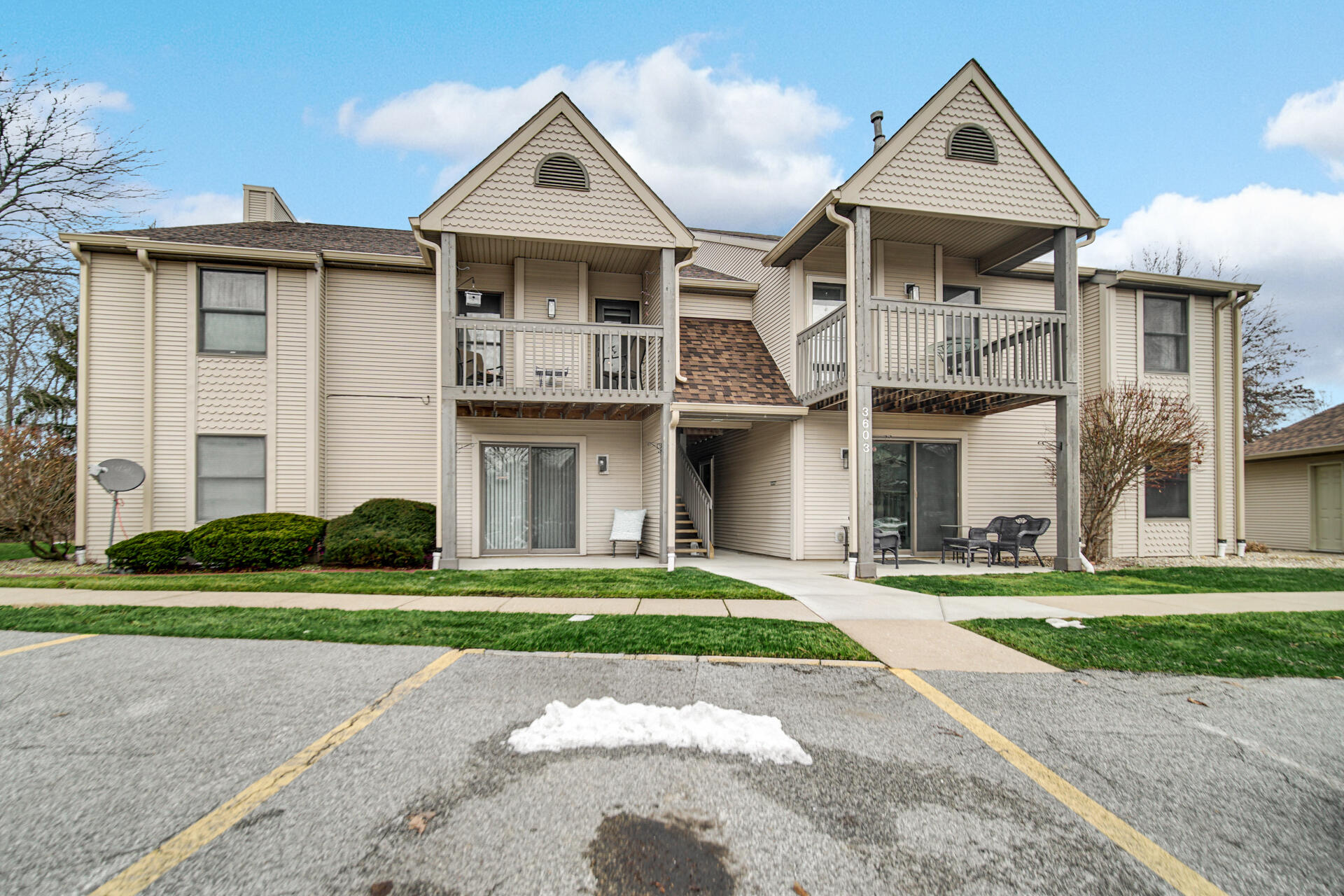 3603 Timberbridge Drive, Unit E Valparaiso, IN 46383 - Photo 3 of 21 1920x1280