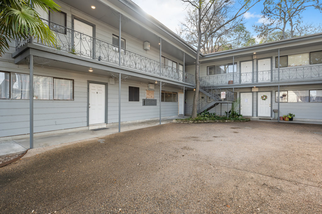 803 West 28th Street, Unit 206 Austin, TX 78705 - Photo 20 of 25 a view of a house with a street