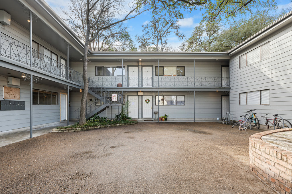 803 West 28th Street, Unit 206 Austin, TX 78705 - Photo 8 of 25 a view of a house with a patio