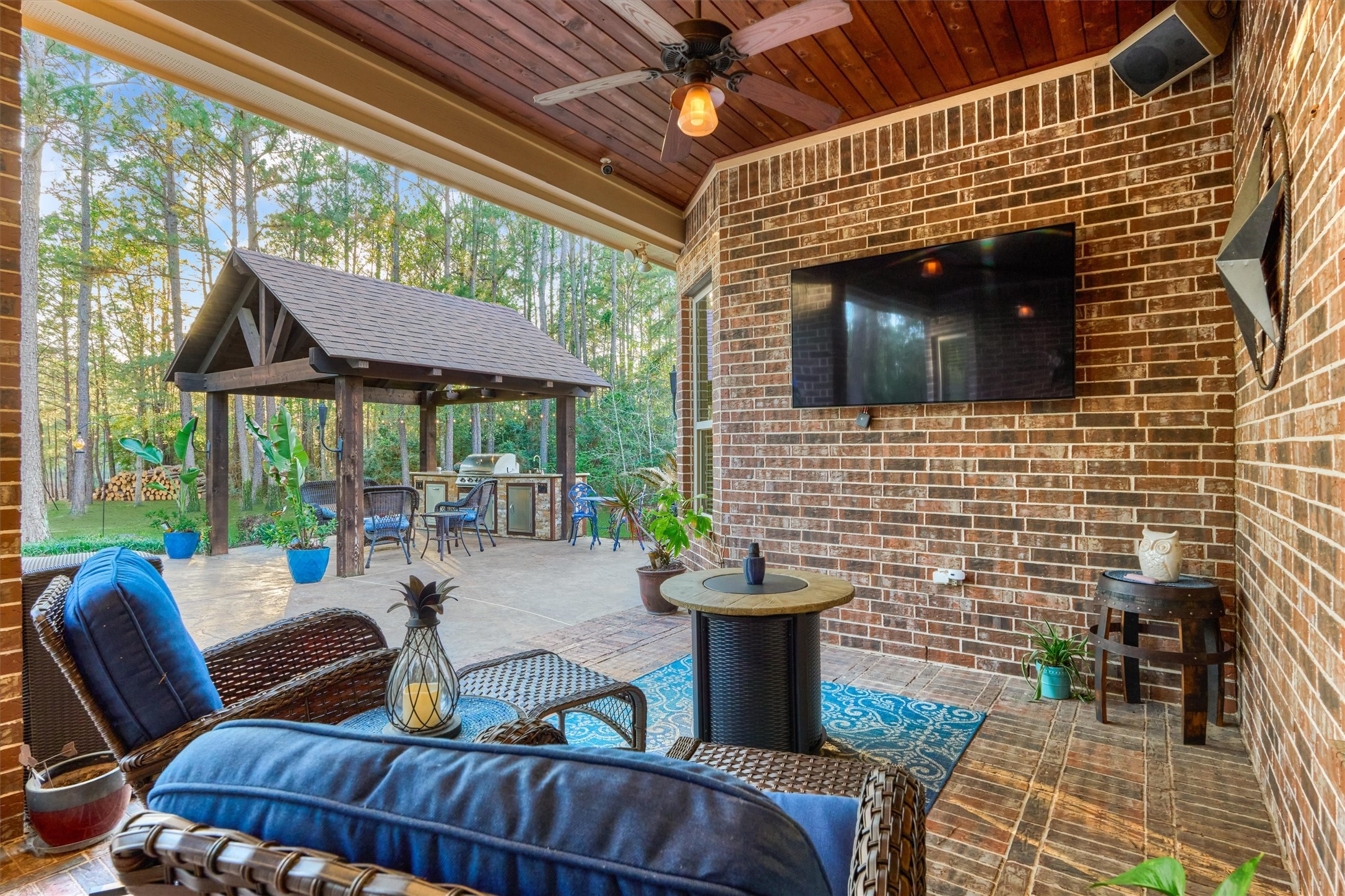 11598 Sebastian's Run Montgomery, TX 77316 - Photo 5 of 50 Spacious outdoor lounge area for ultimate entertaining.