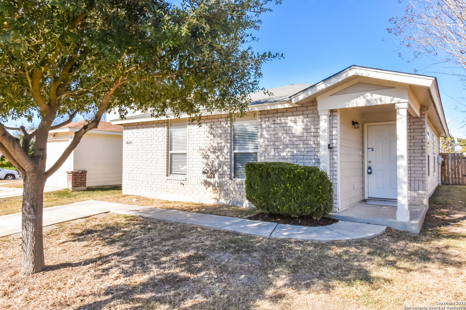 a view of a house with a backyard
