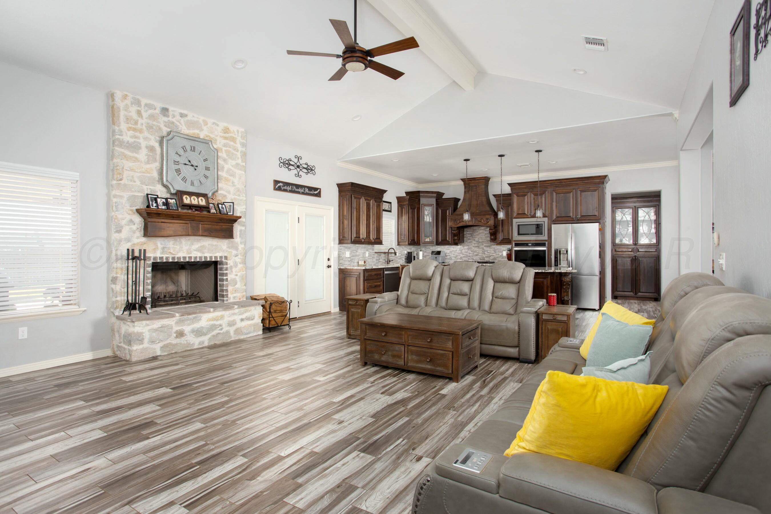 18401 Willow Way Road Amarillo, TX 79124 - Photo 12 of 60 Livingroom