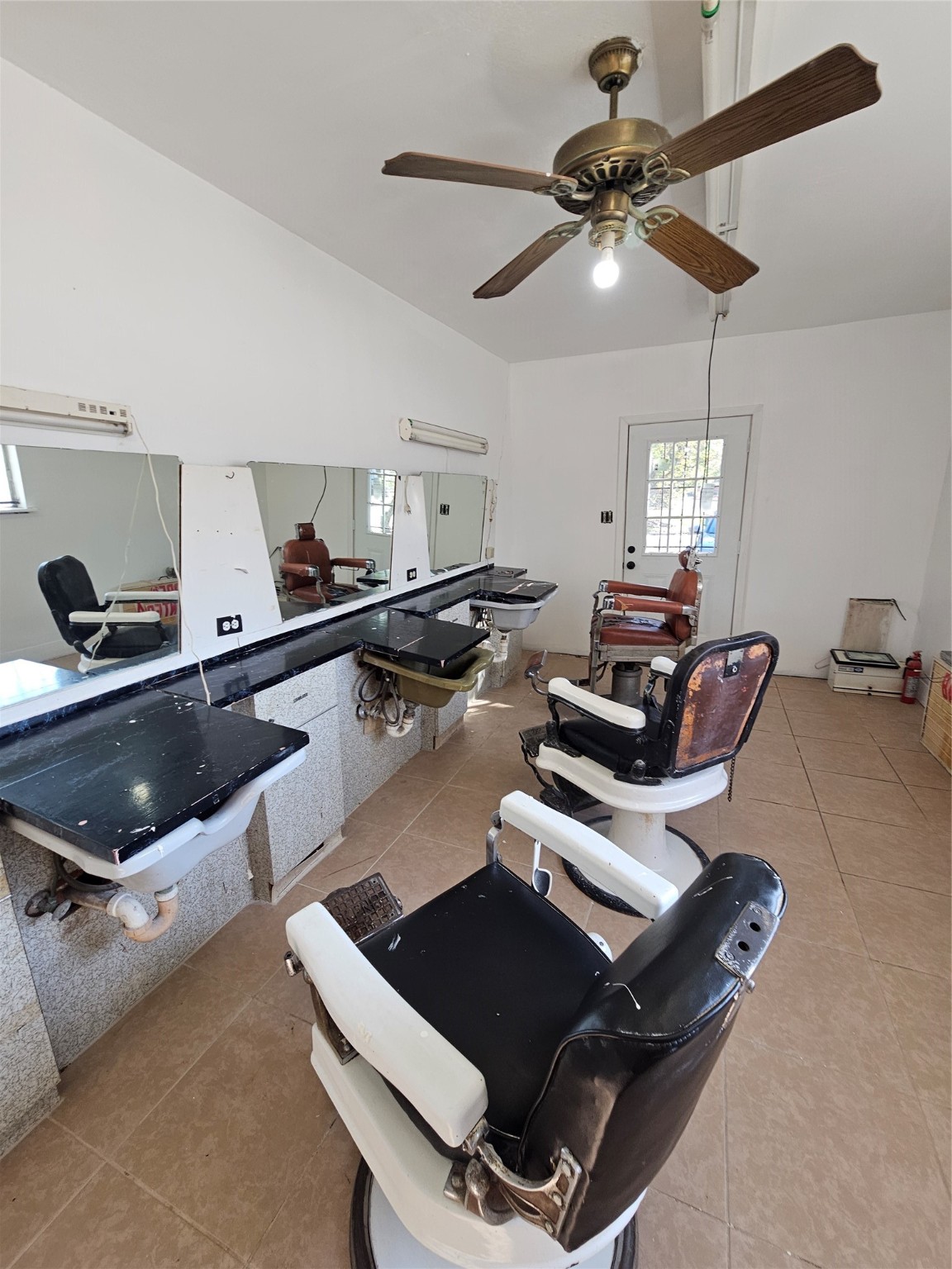 5703 Belneath Street Houston, TX 77033 - Photo 16 of 21 a living room with furniture