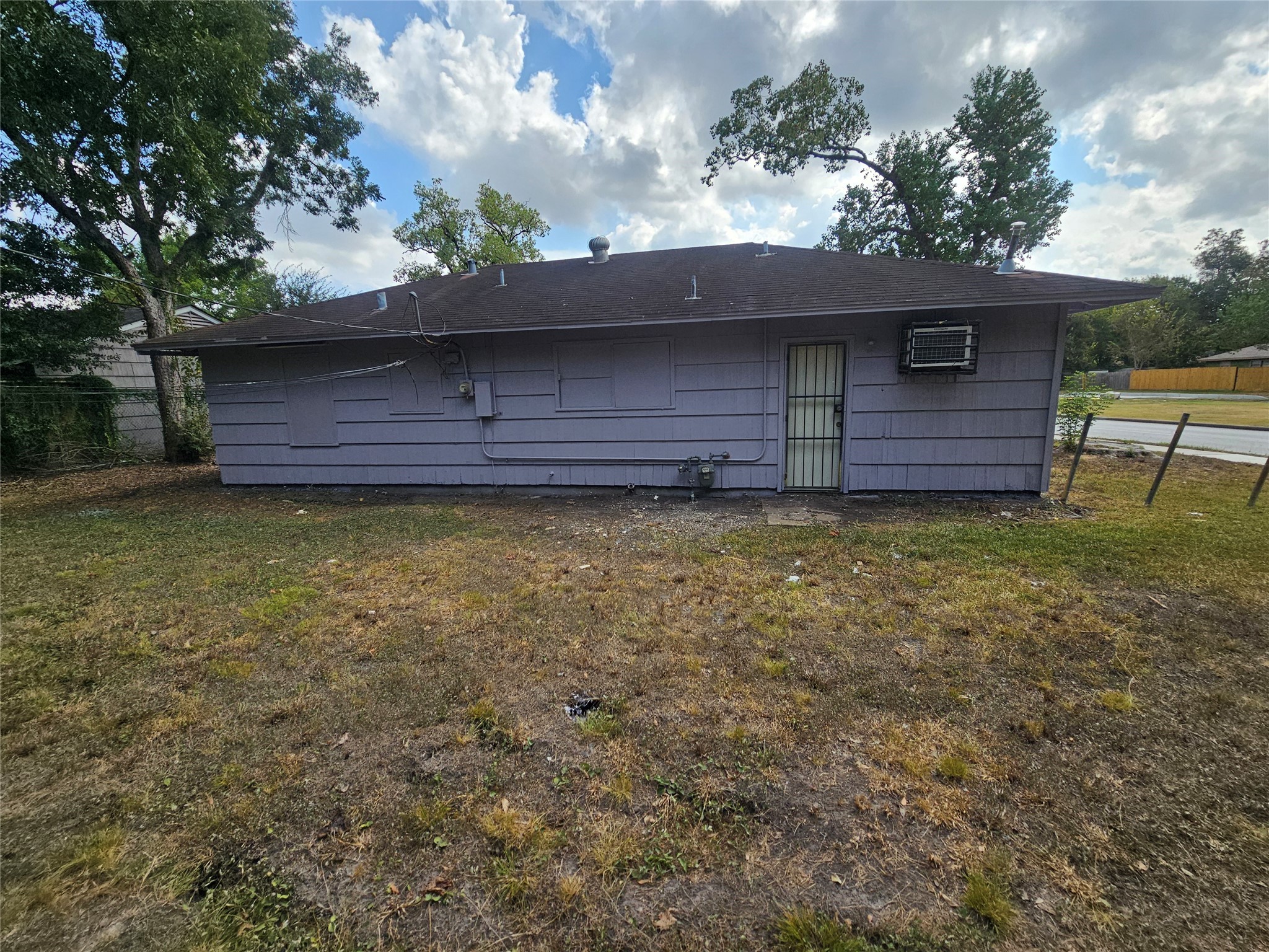 5703 Belneath Street Houston, TX 77033 - Photo 21 of 21 a backyard of a house with lots of green space