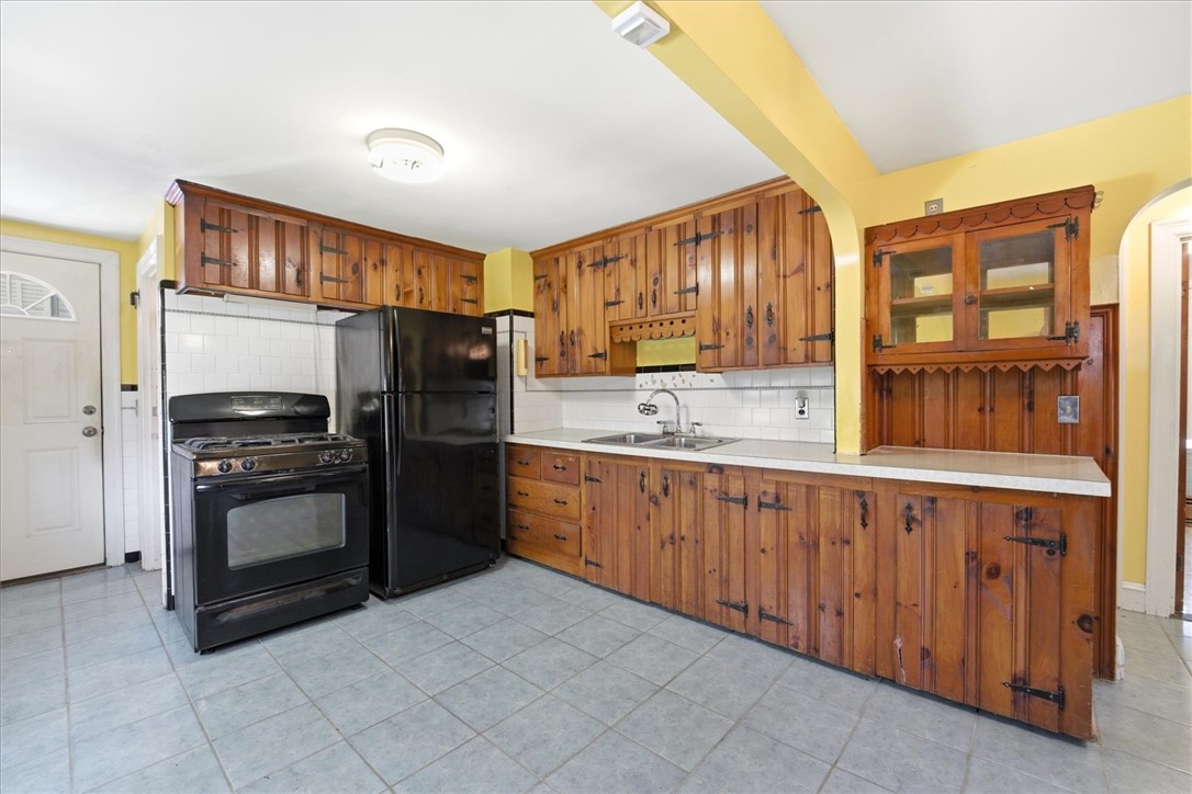 15 Rhodes Avenue East Providence, RI 02915 - Photo 3 of 27