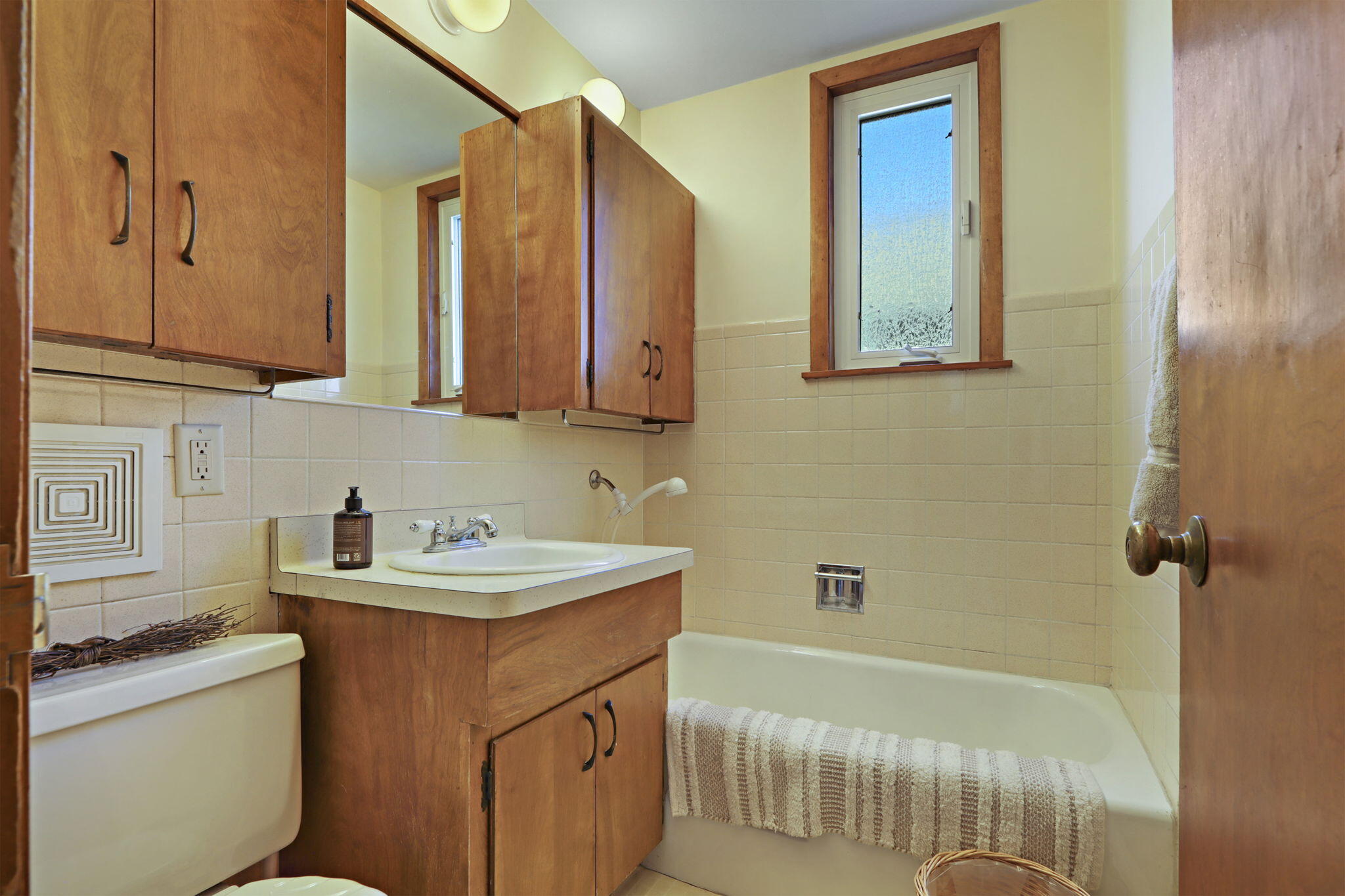 1632 Michigan Boulevard Racine, WI 53402 - Photo 24 of 51 Fist floor full bath