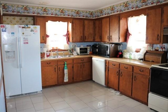 102 North Spring Street Sparta, TN 38583 - Photo 6 of 17 Kitchen