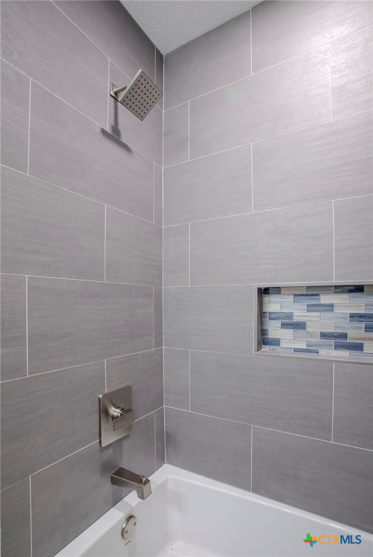 188 Cavalry Road Victoria, TX 77905 - Photo 5 of 30 a bathroom with a bathtub