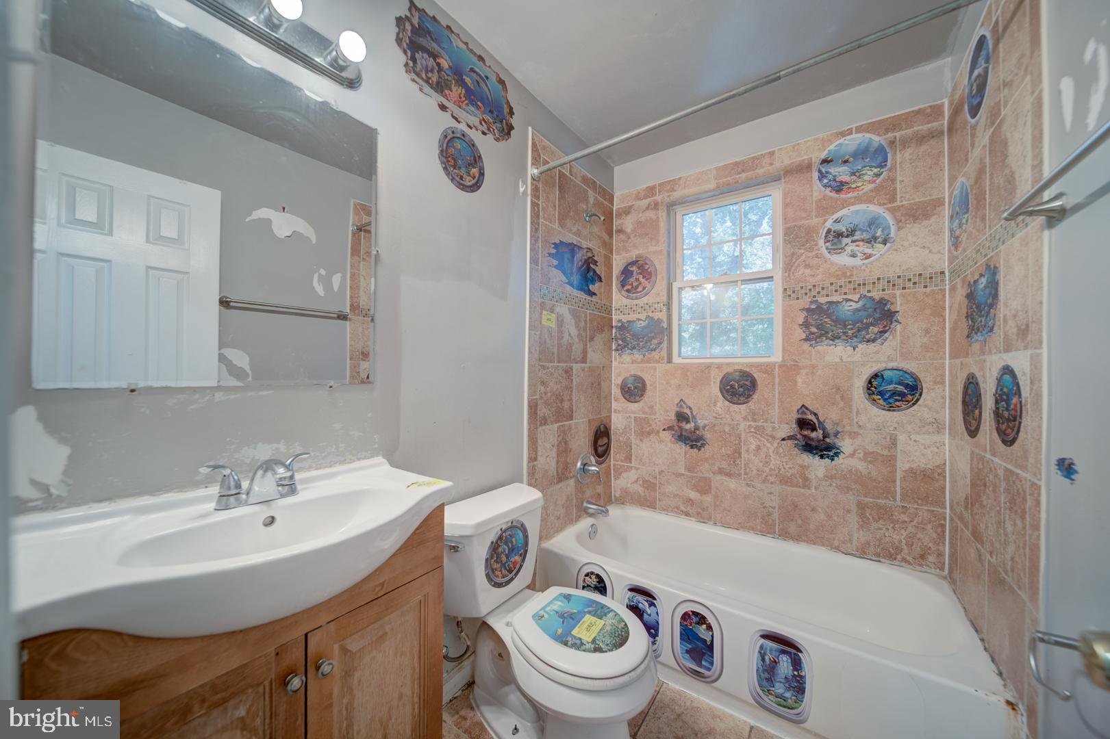 802 Modoc Lane Oxon Hill, MD 20745 - Photo 14 of 34 a bathroom with a sink a toilet and a bathtub