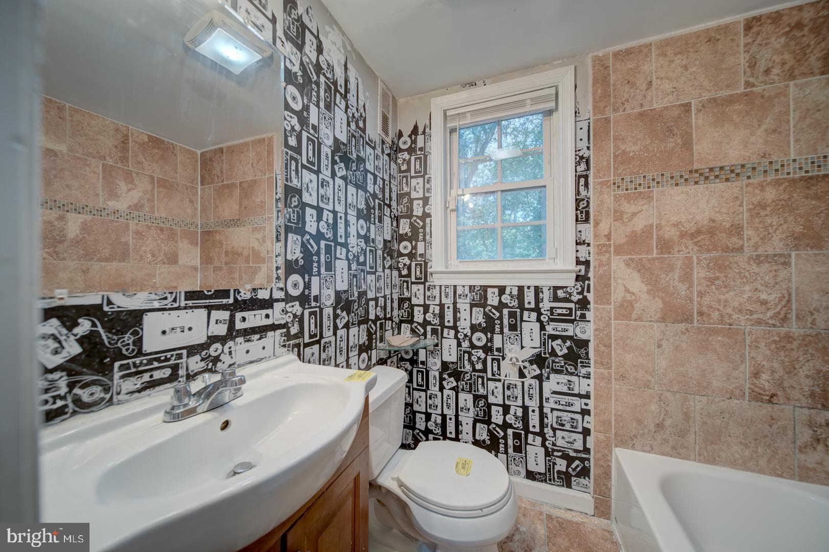 802 Modoc Lane Oxon Hill, MD 20745 - Photo 25 of 34 a bathroom with a sink a toilet and shower