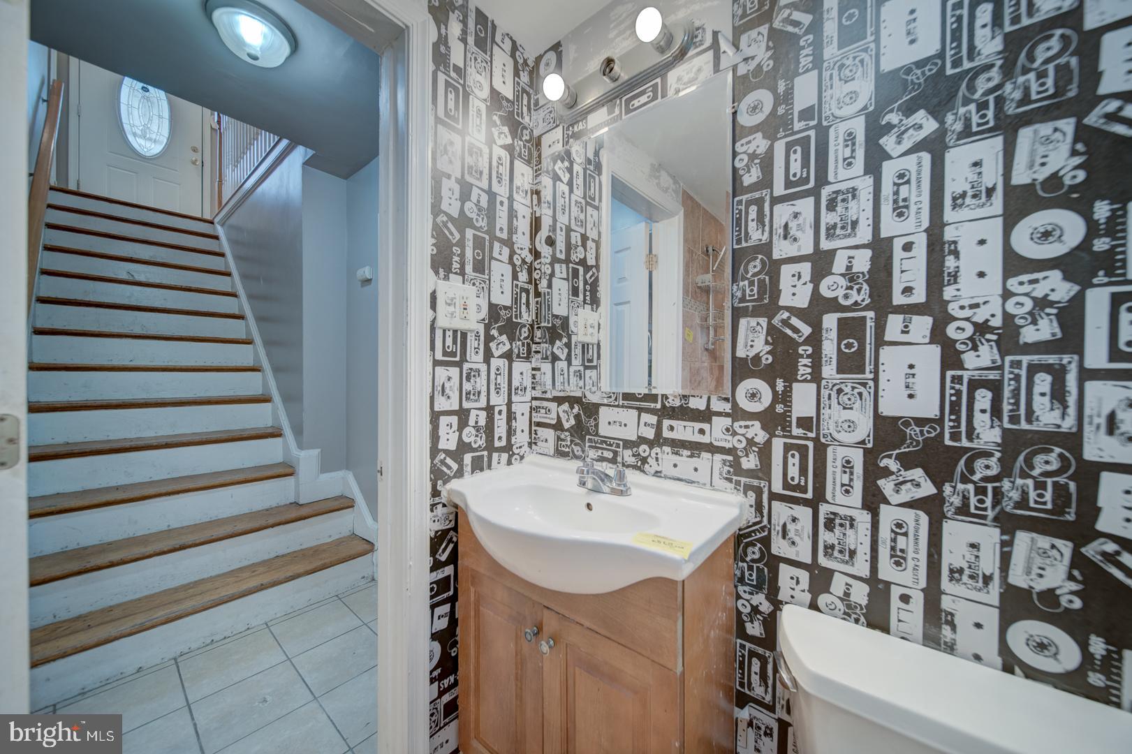802 Modoc Lane Oxon Hill, MD 20745 - Photo 26 of 34 a bathroom with a sink and mirror with bathtub