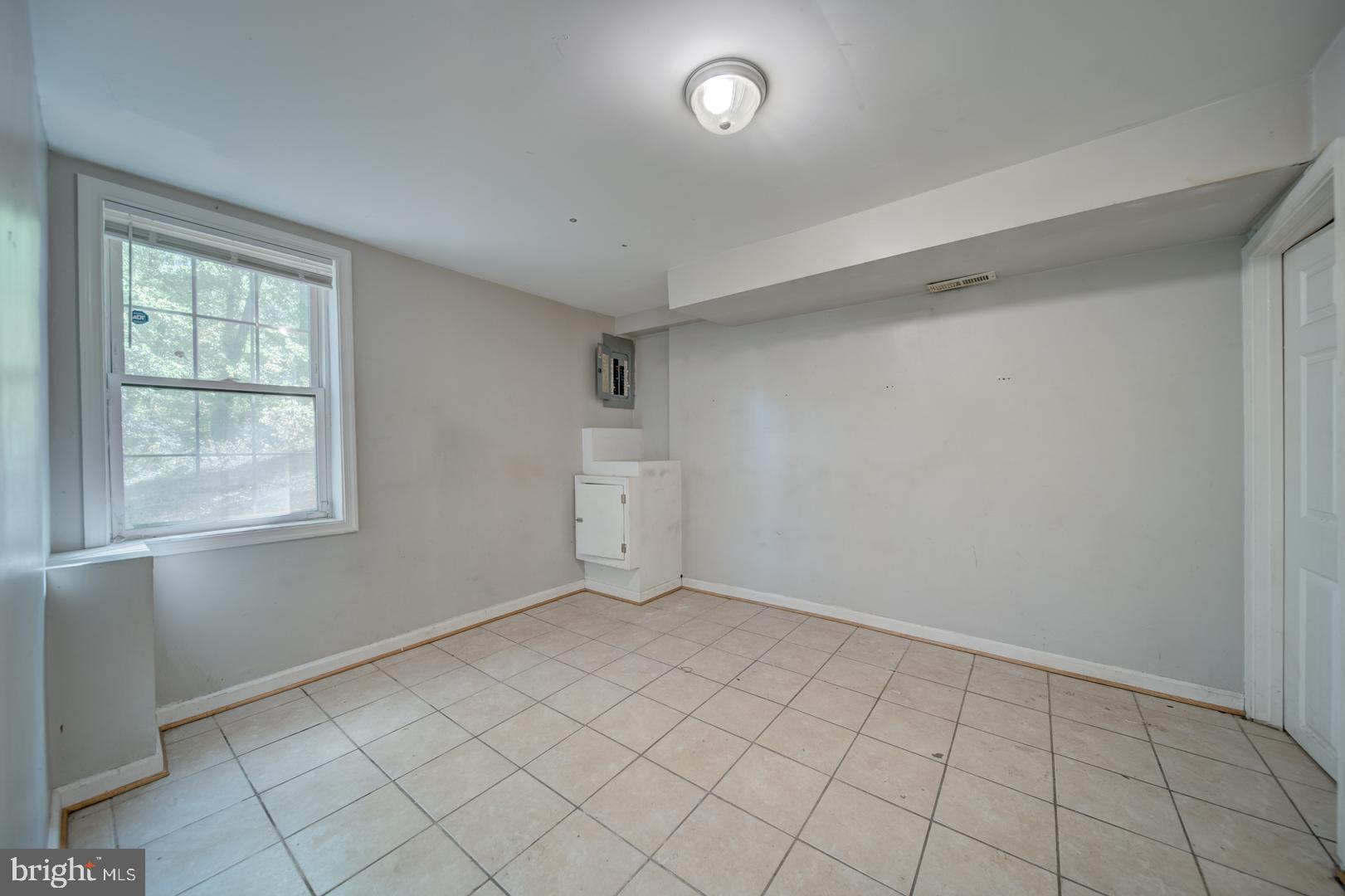 802 Modoc Lane Oxon Hill, MD 20745 - Photo 31 of 34 an empty room with windows