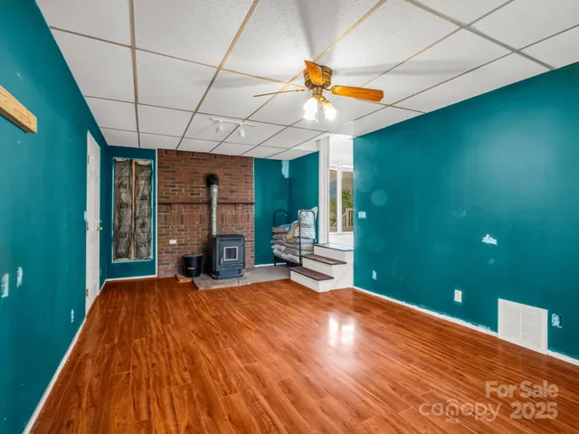 a view of a livingroom with an empty space