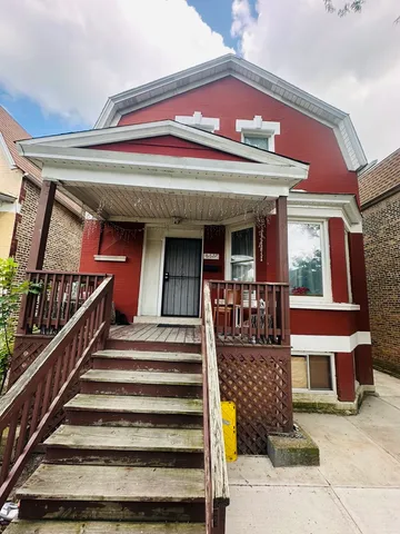 a view of entryway with a front door