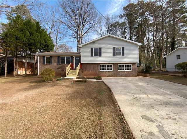 a view of a yard in front of house