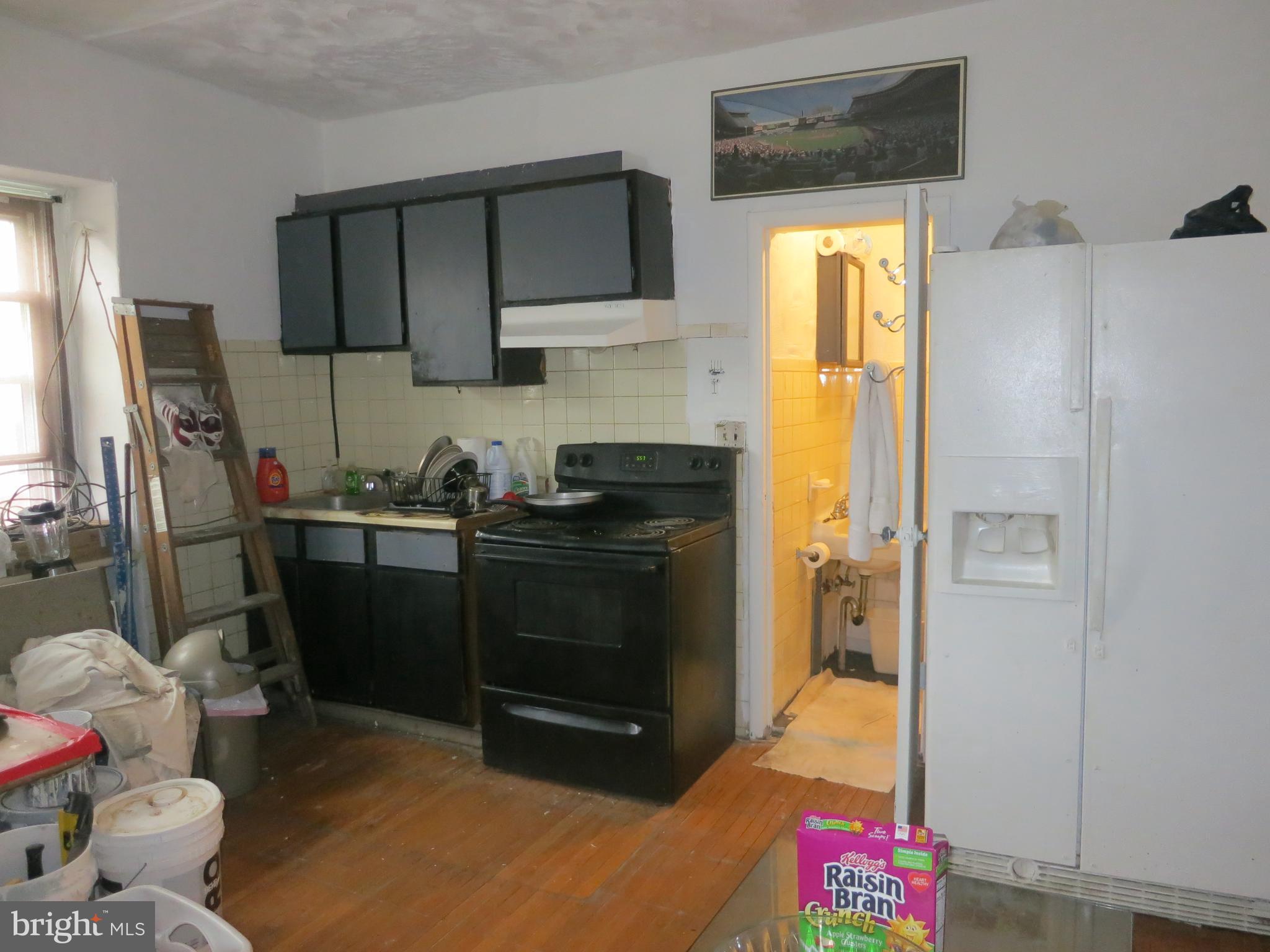 59 Richfield Road Upper Darby, PA 19082 - Photo 5 of 10 1st Fl Lr/Kit combo