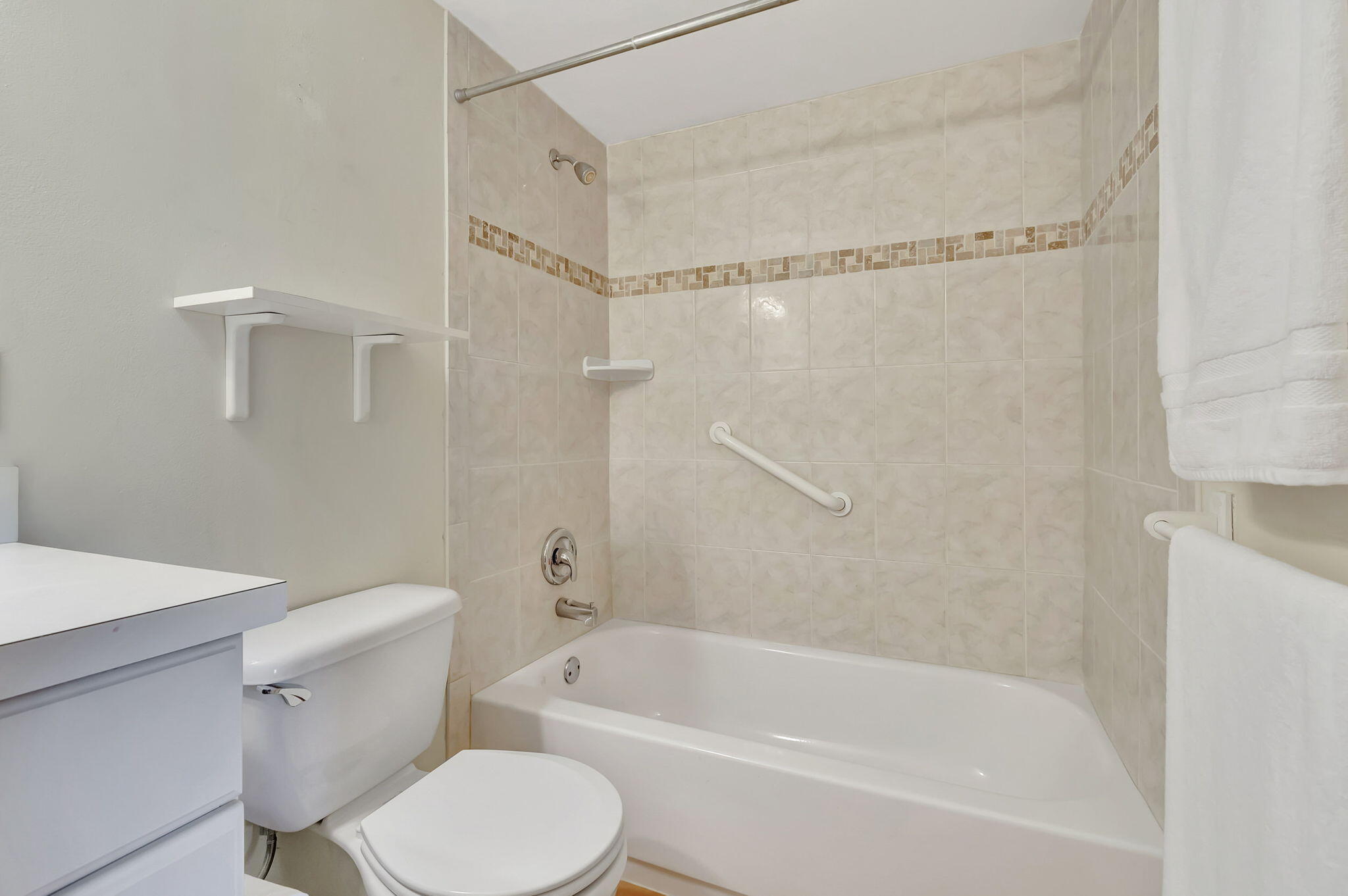 836 Southwest 9th St Circle, Unit 103 Boca Raton, FL 33486 - Photo 14 of 54 Shower-Tub
