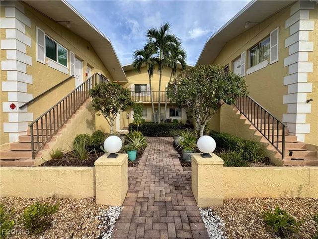 $1,250 | 8061 Country Road, Unit 202, Fort Myers, FL 33919