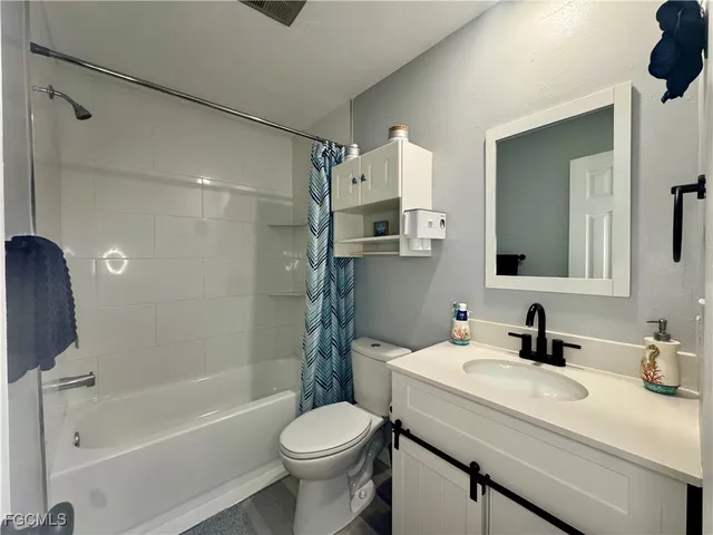 $1,250 | 8061 Country Road, Unit 202, Fort Myers, FL 33919