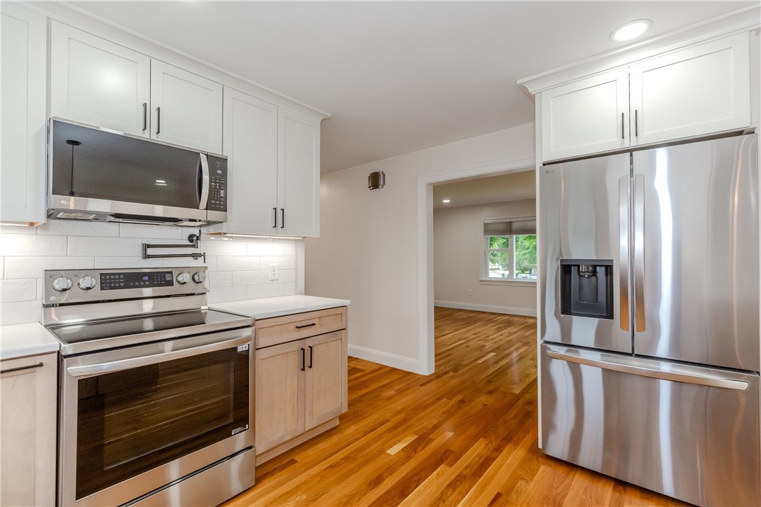 8 Barnes Street Smithfield, RI 02828 - Photo 8 of 48
