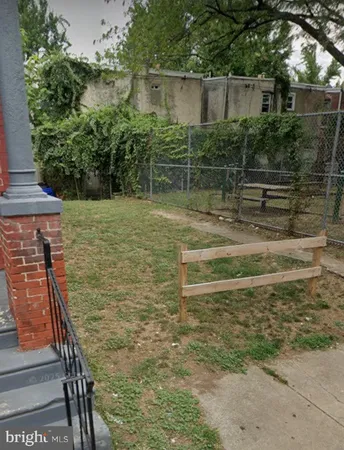 a view of a backyard