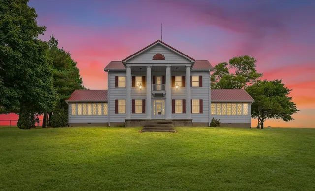 $495,000 | 2550 East County Road 1375 North, Newman, IL 61942