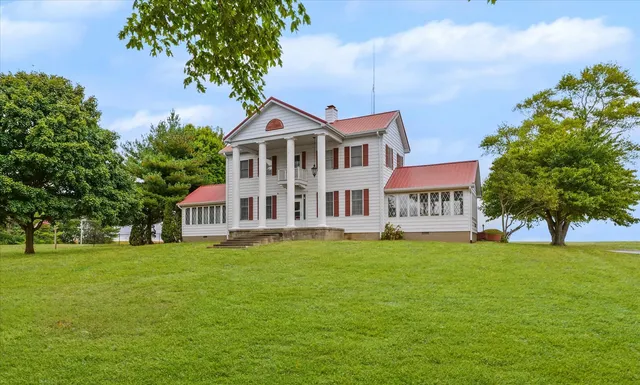 $495,000 | 2550 East County Road 1375 North, Newman, IL 61942