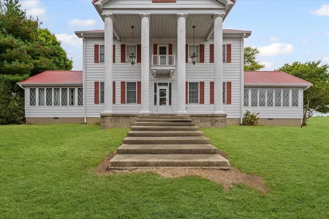 $495,000 | 2550 East County Road 1375 North, Newman, IL 61942