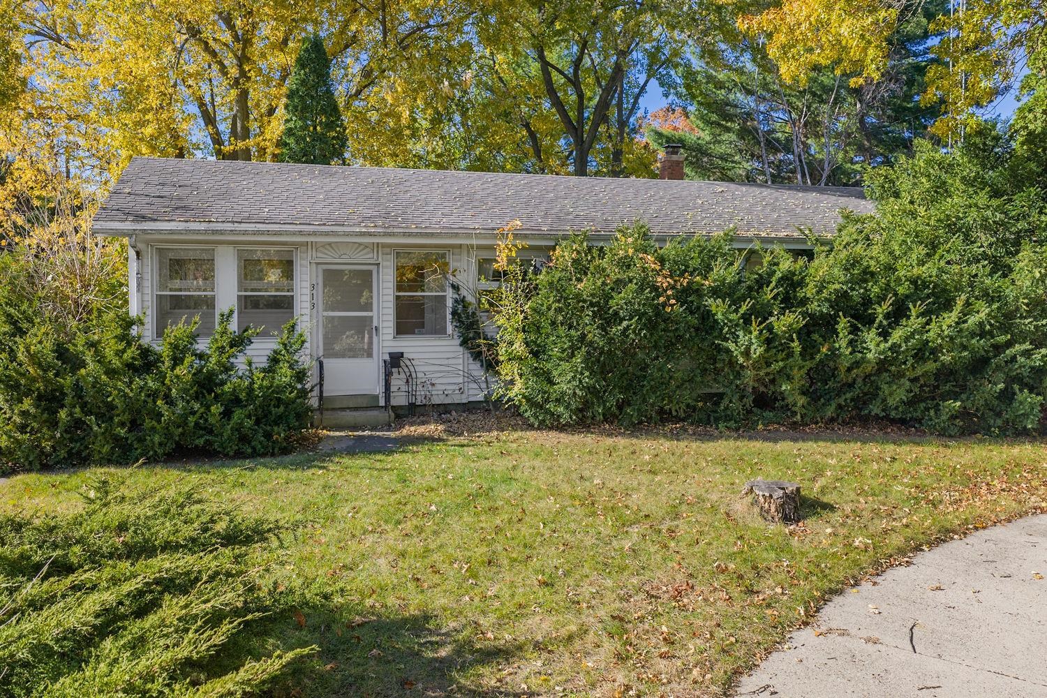 313 Bluffview Court Portage, WI 53901 - Photo 2 of 42