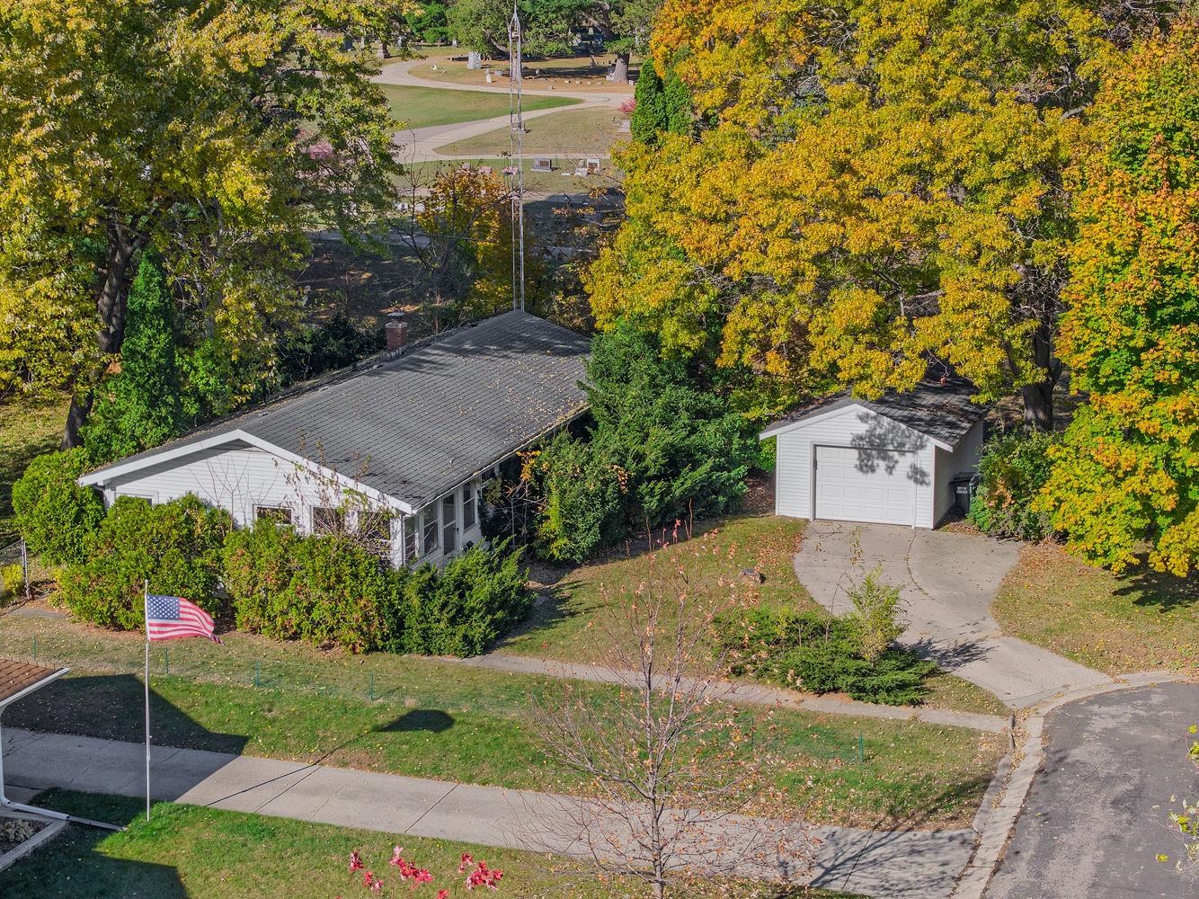 313 Bluffview Court Portage, WI 53901 - Photo 3 of 42