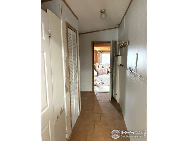 a view of a very nice looking hallway