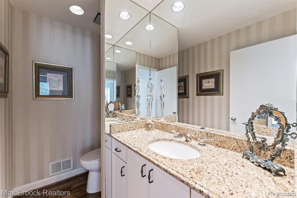 5725 Ridgewood Road West Bloomfield, MI 48322 - Photo 21 of 43