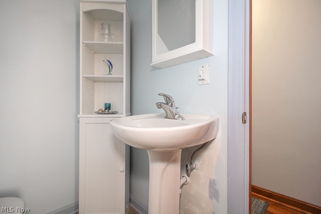 3849 Bainbridge Road Cleveland Heights, OH 44118 - Photo 23 of 25 Full bathroom on the second floor.