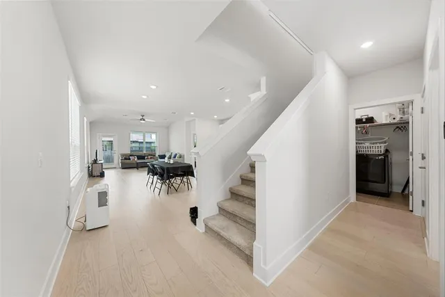 a view of entryway and livingroom with furniture