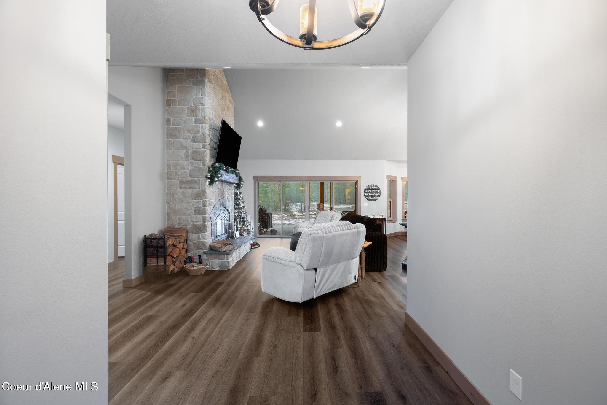 1829 West Smoke Tree Avenue Athol, ID 83801 - Photo 9 of 46 Living Room