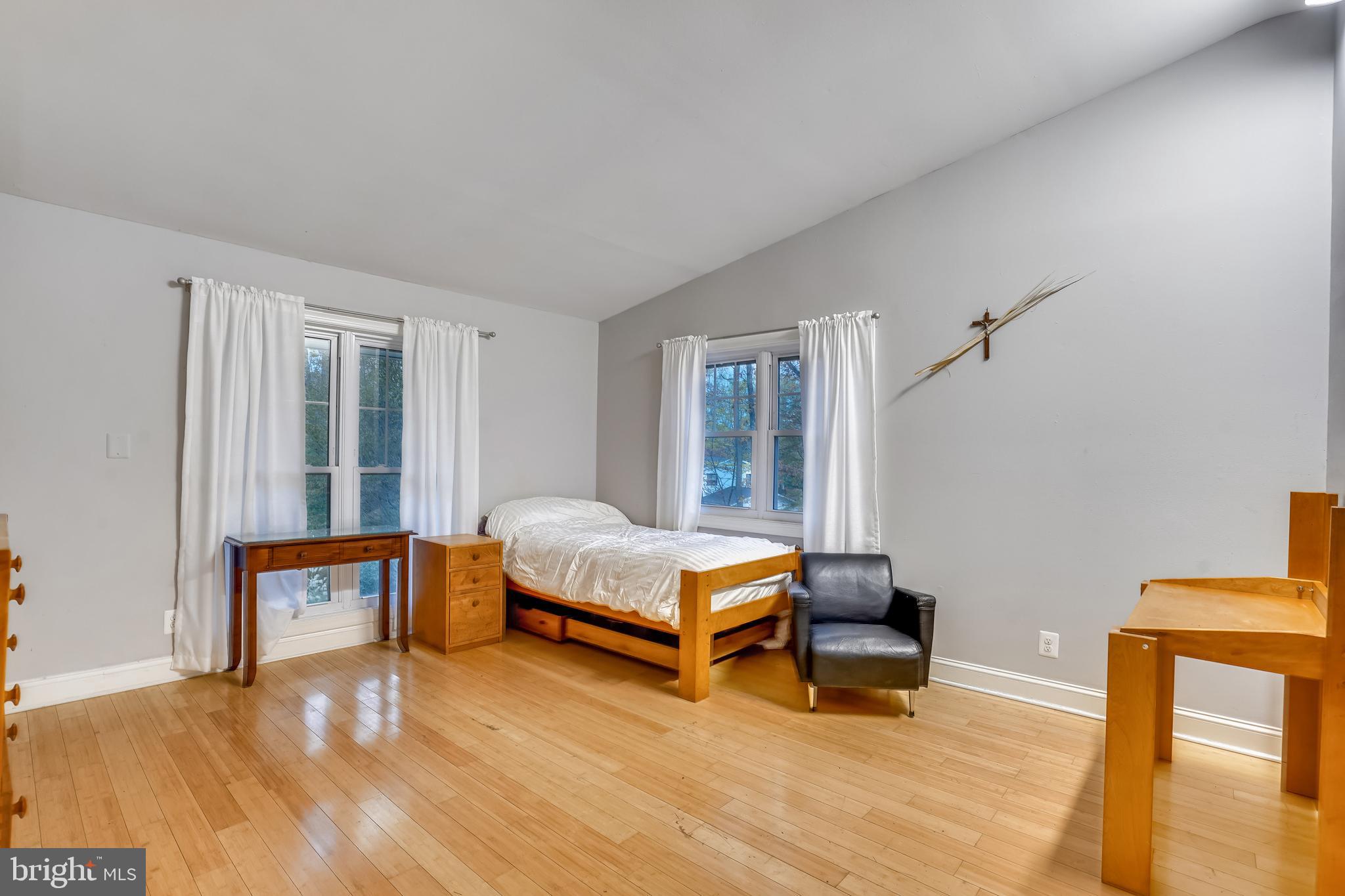 3206 Fox Mill Road Oakton, VA 22124 - Photo 38 of 56 UL BEDROOM WITH VAULTED CELING AND EN SUITE BATH