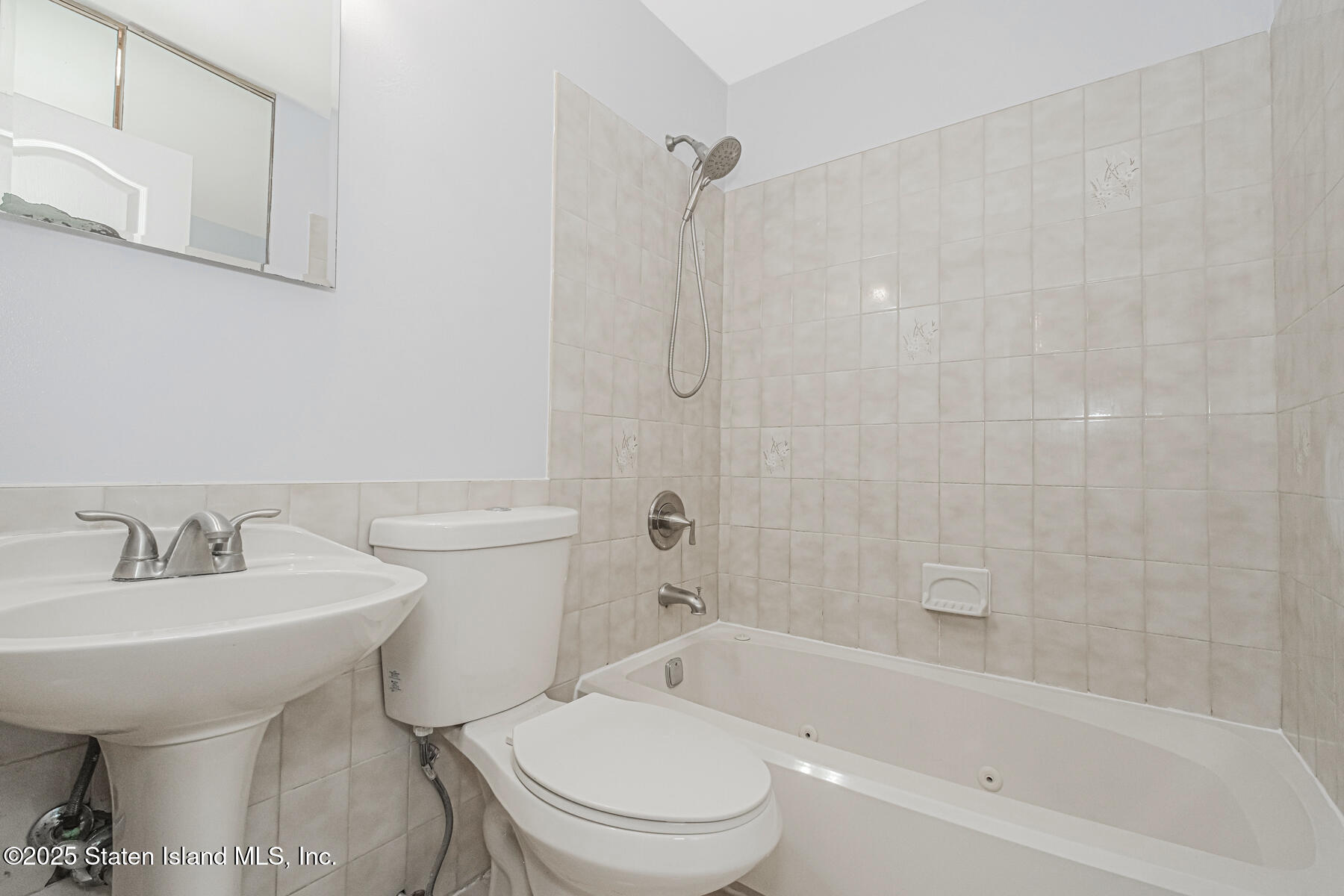 34 Lorraine Loop Staten Island, NY 10309 - Photo 18 of 33 a bathroom with a sink toilet and bathtub