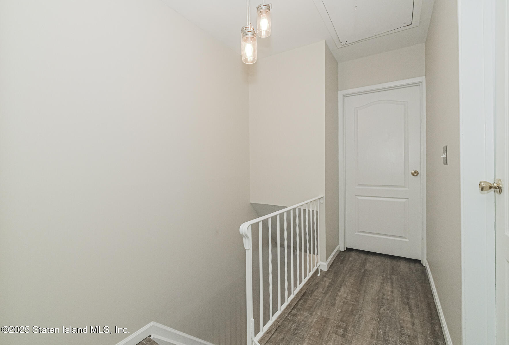 34 Lorraine Loop Staten Island, NY 10309 - Photo 22 of 33 a view of a hallway