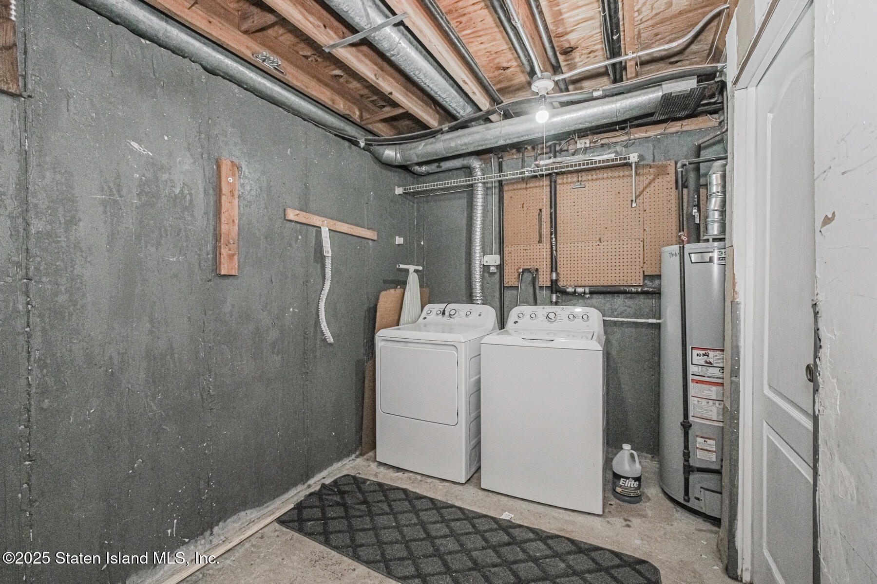 34 Lorraine Loop Staten Island, NY 10309 - Photo 28 of 33 a utility room with a washer and dryer