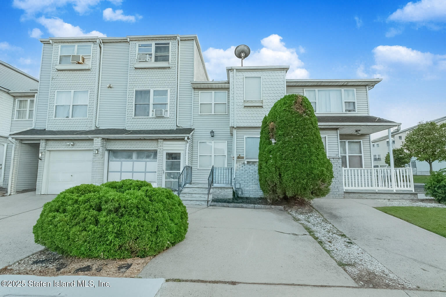 34 Lorraine Loop Staten Island, NY 10309 - Photo 3 of 33 a view of a entrance of house