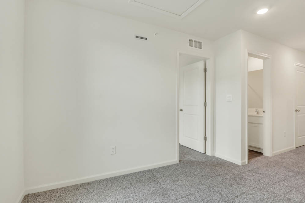 567 Yosemite Way Mundelein, IL 60060 - Photo 19 of 58 a view of an empty room