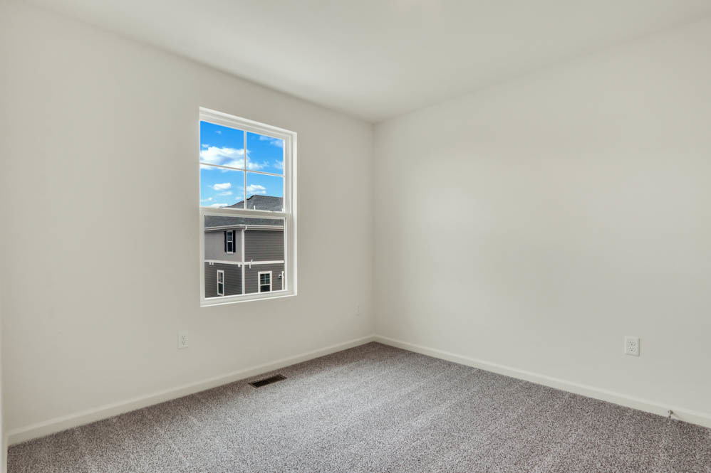 567 Yosemite Way Mundelein, IL 60060 - Photo 20 of 58 an empty room with a window