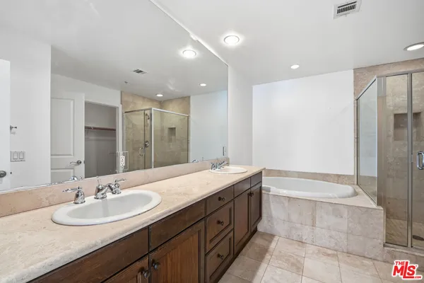 $760,000 | 128 North Oak Knoll Avenue, Unit 202, Pasadena, CA 91101
