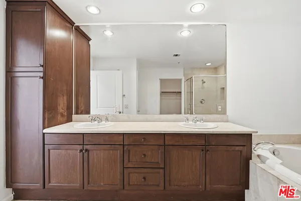 $760,000 | 128 North Oak Knoll Avenue, Unit 202, Pasadena, CA 91101