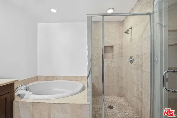 $760,000 | 128 North Oak Knoll Avenue, Unit 202, Pasadena, CA 91101